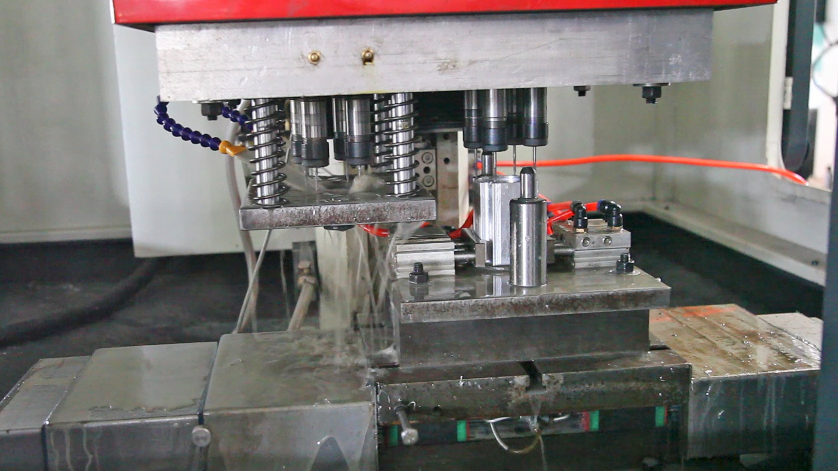 QK5213*12 钻攻一体机钻电机壳